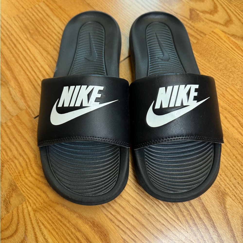 Nike slides women’s size 8. In used but good condition